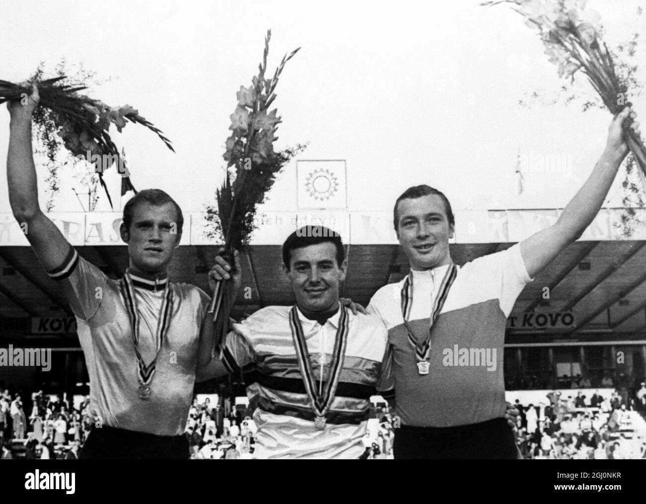 Les gagnants de la course cycliste d'un kilomètre, lors des championnats du monde de cyclisme amateur qui ont ouvert leurs portes le 15 août, se tiennent sur le podium des gagnants. De gauche à R Janusz Kierzkowkski de Pologne (2ème), Gianni Sartori d'Italie (vainqueur) et en troisième place Klaas balk de Hollande le 19 août 1969 Banque D'Images