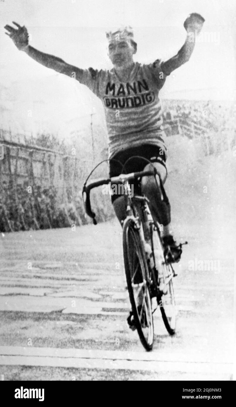 Victory is Sweet Herman Von Springel de Belgique lance ses armes en triomphe alors qu'il fouille la ligne d'arrivée pour gagner la 62e tournée annuelle de la Lombardie événement cycliste le 12 octobre 1964 Banque D'Images