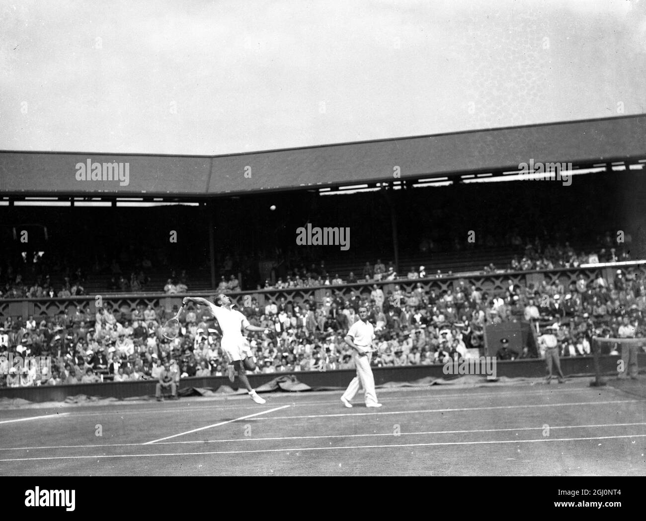 Pat Hughes et Raymond Tuckey , les champions de Wimbledon ont rencontré Jack Crawford et Adrian Quist d'Australie dans les matchs doubles de la coupe Davis à Wimbledon , en Angleterre . Vu ici Crawford et Quist en jeu contre Hughes et Tuckey 27 juillet 1936 Banque D'Images