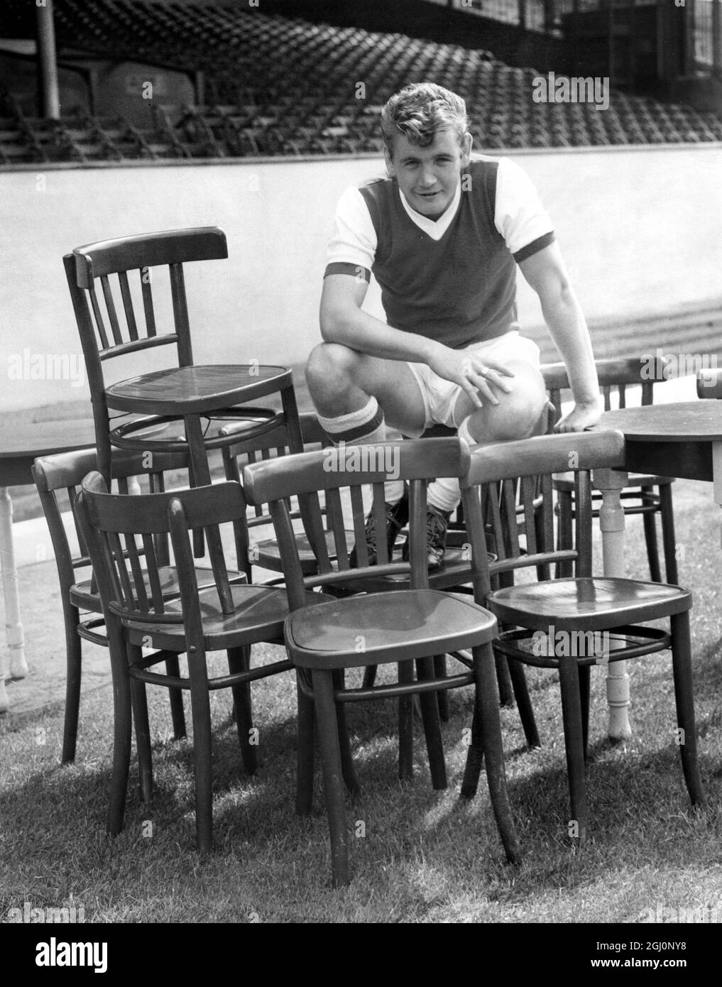 Joe Baker, qui vient de passer à Arsenal de Turin, Italie - vu se détendre sur un certain nombre de chaises à Highbury ce matin. 3 août 1962 Banque D'Images