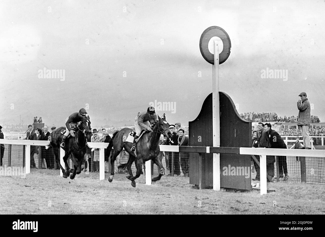 American amateur jockey , Crompton ( Tommy ) Smith 27 , de Little Middleburgh , Virginia , sur Jay Trump (à droite) est montré gagnant le Grand National . Le cheval , formé par Fred Winter d'Angleterre , appartient à Mme Mary Stephenson de Cincinnati , Ohio . Le second fut Freddie, conté par Pat McCarron , Aintree , Liverpool , Angleterre . 27 mars 1965 Banque D'Images