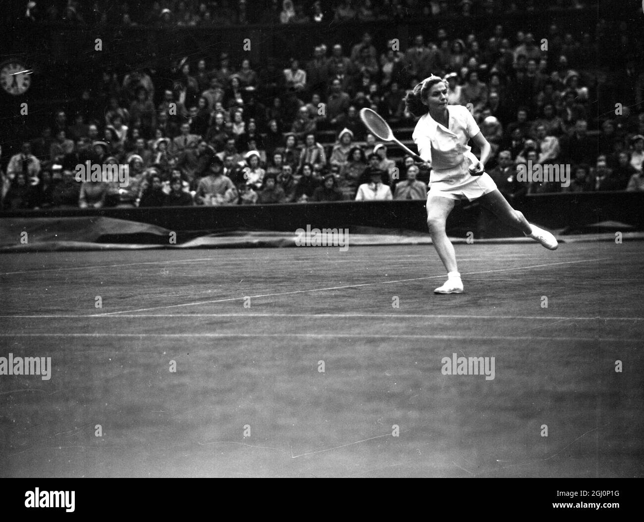 La joueuse britannique de tennis , Mme Joy Mottram , en action sur le court au championnat de tennis de Wimbledon à Londres . 1951 Banque D'Images