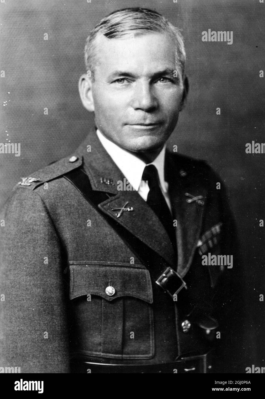 Leon Benjamin Kromer était officier de l'armée américaine et entraîneur de football américain. De 1934 à 1938, le général de division Kromer a été chef de la compagnie U. S. Cavalry. Il a été entraîneur de football en chef à l'Académie militaire des États-Unis en 1901, compilant un record de 5-1-2. Banque D'Images Leon Benjamin Kromer était officier de l'armée américaine et entraîneur de football américain. De 1934 à 1938, le général de division Kromer a été chef de la compagnie U. S. Cavalry. Il a été entraîneur de football en chef à l'Académie militaire des États-Unis en 1901, compilant un record de 5-1-2. Banque D'Images