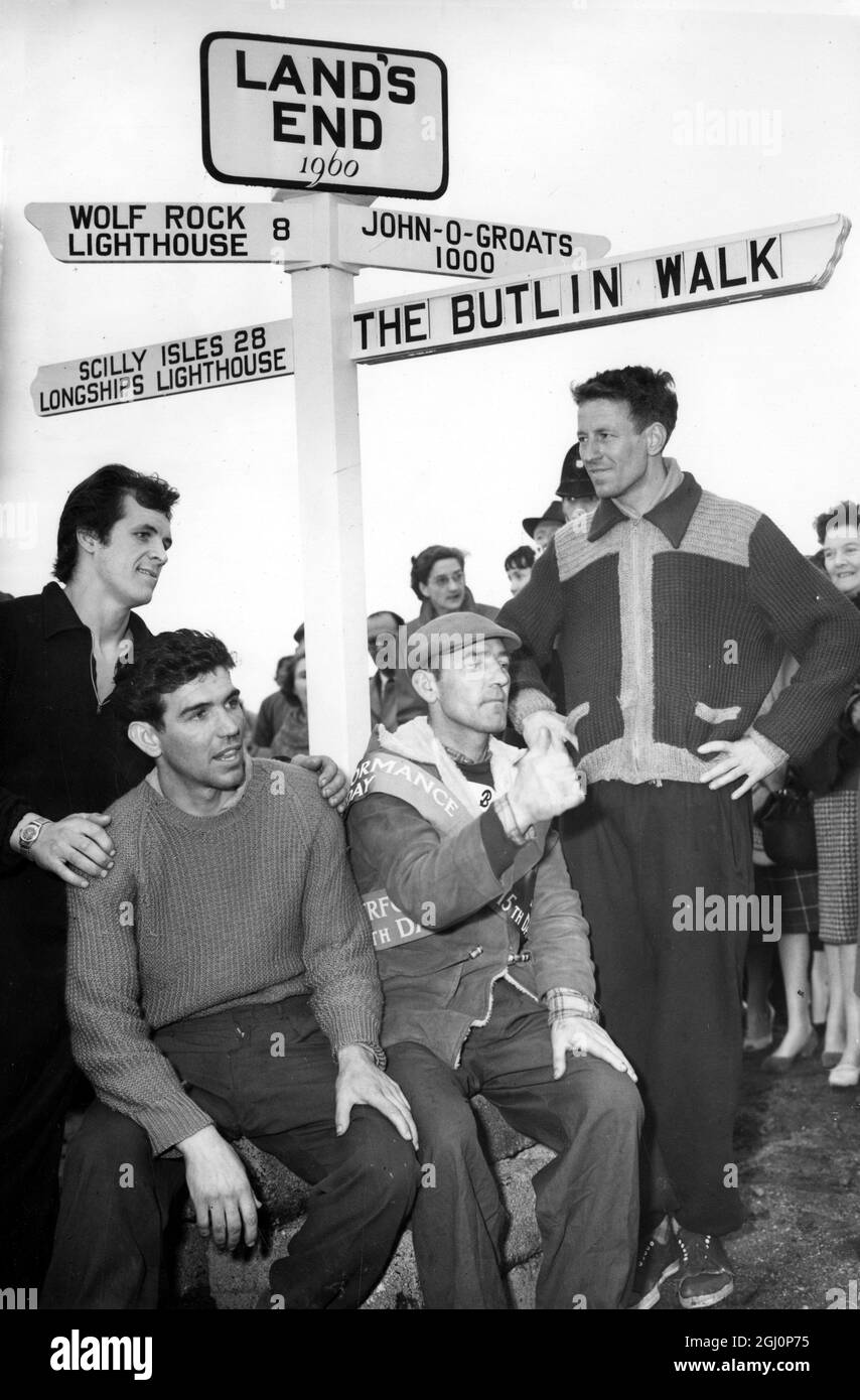 De John O' Groats à Lands End. Doncaster Glass-Packer James Musgrave donne le signe de pouce vers le haut lorsqu'il est venu à la maison le gagnant de la promenade Billy Butlin. En présence du maire de Penzance, M. Butlin a présenté à James un chèque de £1000. 13 mars 1960 Banque D'Images