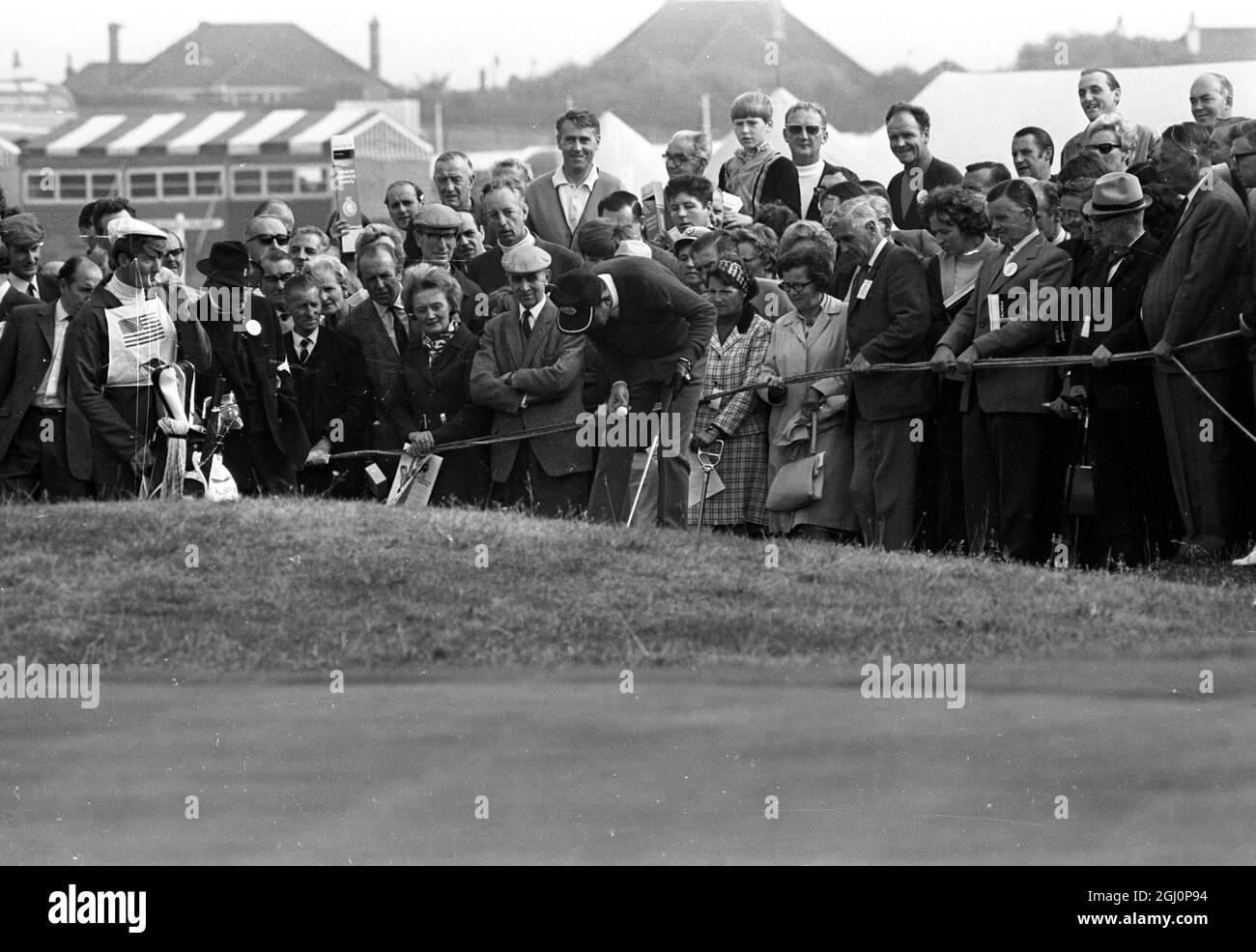 Ken Still (USA) éviers putt au 14ème vert ici hier , pendant le match de la matinée de Ryder Cup contre Maurice Bembridge (GB) . Bembridge a gagné le match par un trou . Le match était tout carré à la fin des 18 trous . Le concours s'est terminé en 13 avec 6 moitiés . Les Américains ont conservé la coupe comme ils étaient les précédents détenteurs , Southport , Lancashire , Angleterre . 21 septembre 1969 Banque D'Images