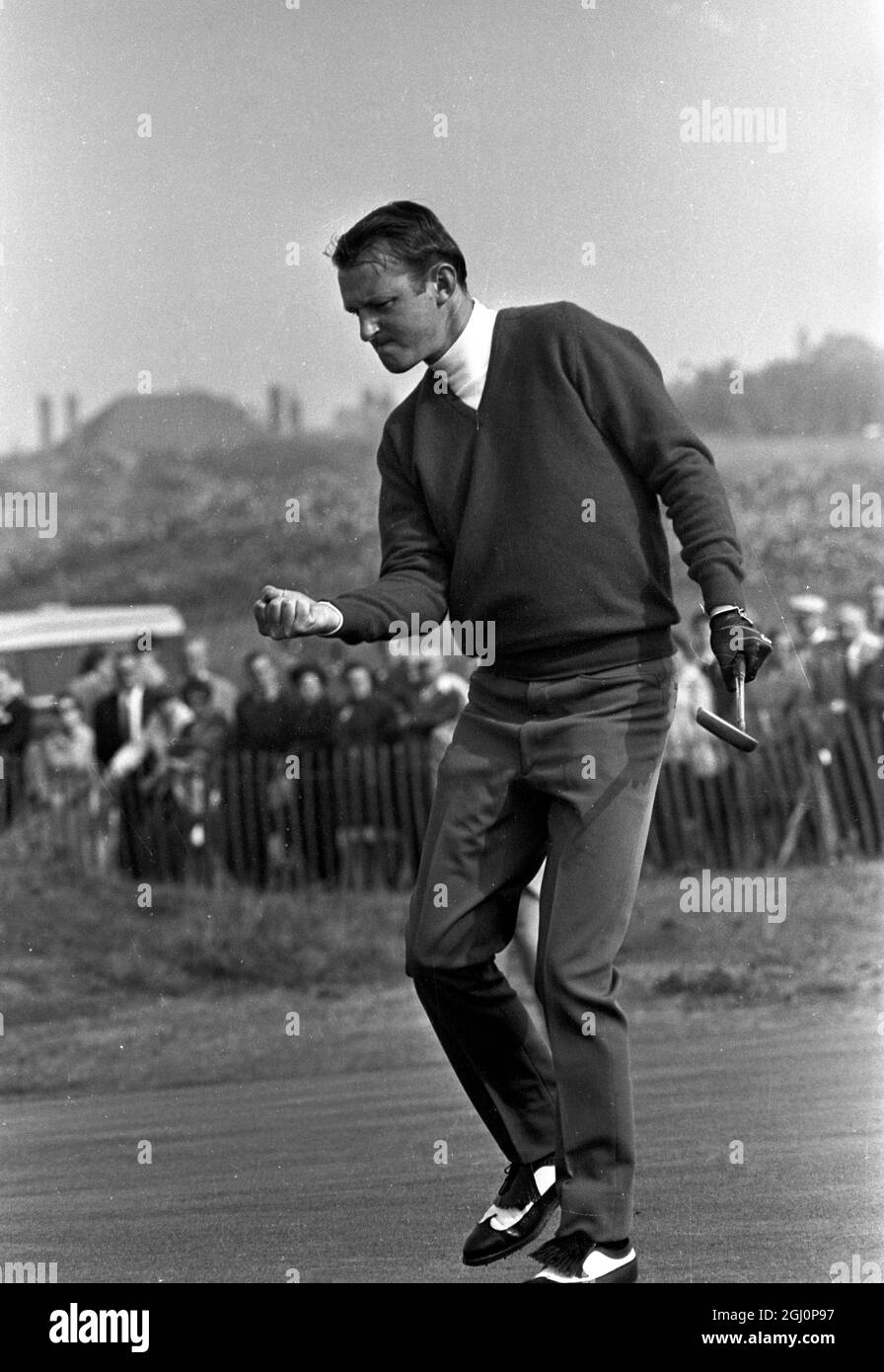 Ken Still (USA) éviers putt au 14ème vert ici hier , pendant le match de la matinée de Ryder Cup contre Maurice Bembridge (GB) . Bembridge a gagné le match par un trou . Le match était tout carré à la fin des 18 trous . Le concours s'est terminé en 13 avec 6 moitiés . Les Américains ont conservé la coupe comme ils étaient les précédents détenteurs , Southport , Lancashire , Angleterre . 21 septembre 1969 Banque D'Images