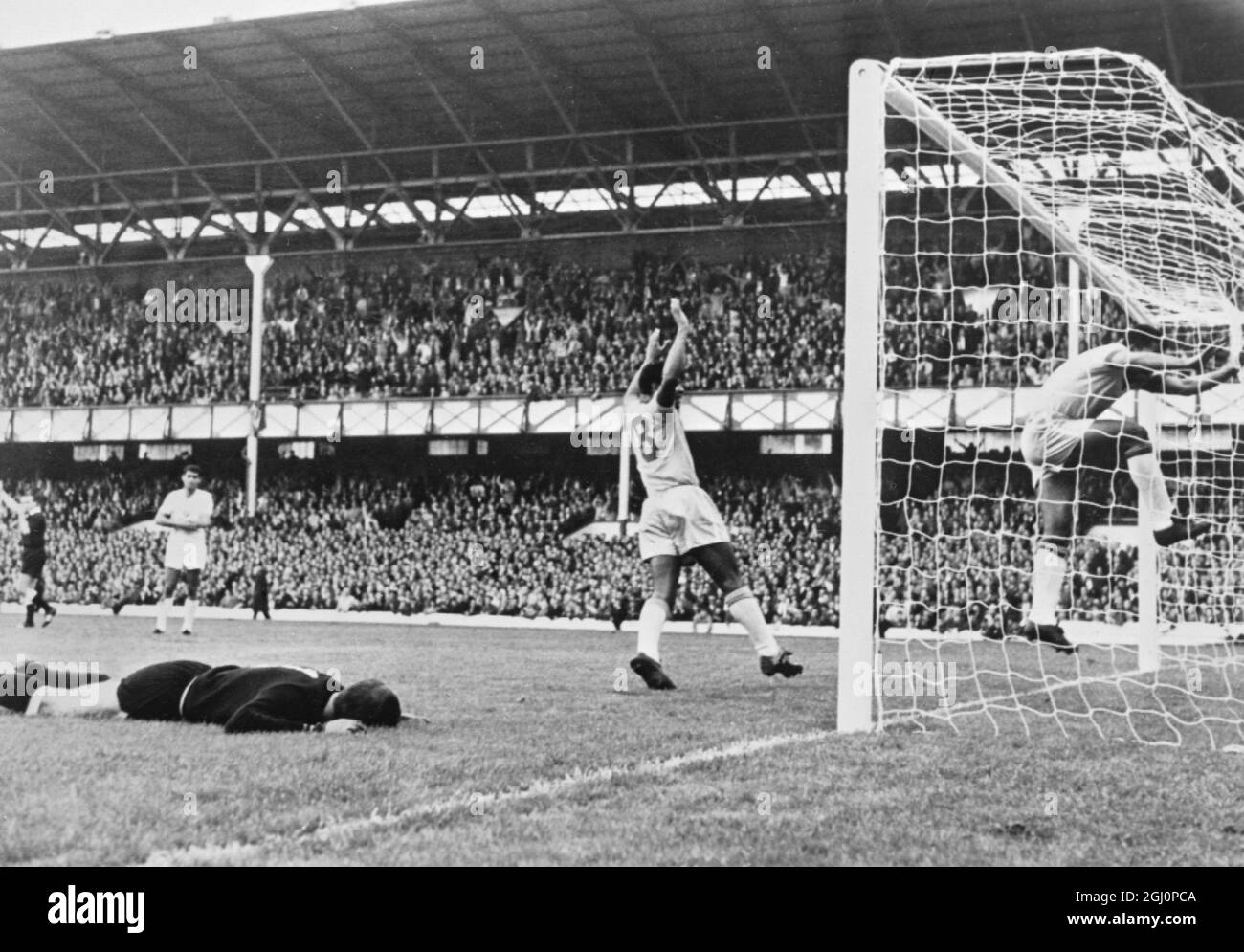 Le deuxième but du Brésil dans leur match de coupe du monde avec la Bulgarie ce soir , Et Garrincha qui a marqué se termine dans le filet avec le Brésil Alcindo (no 18 ) agitant les bras en délice , laissant le gardien de but bulgare , George Naidenov plat et bien battu , Goodison Park , Liverpool , Angleterre . Le Brésil a gagné 2 - 0 . 12 juillet 1966 Banque D'Images