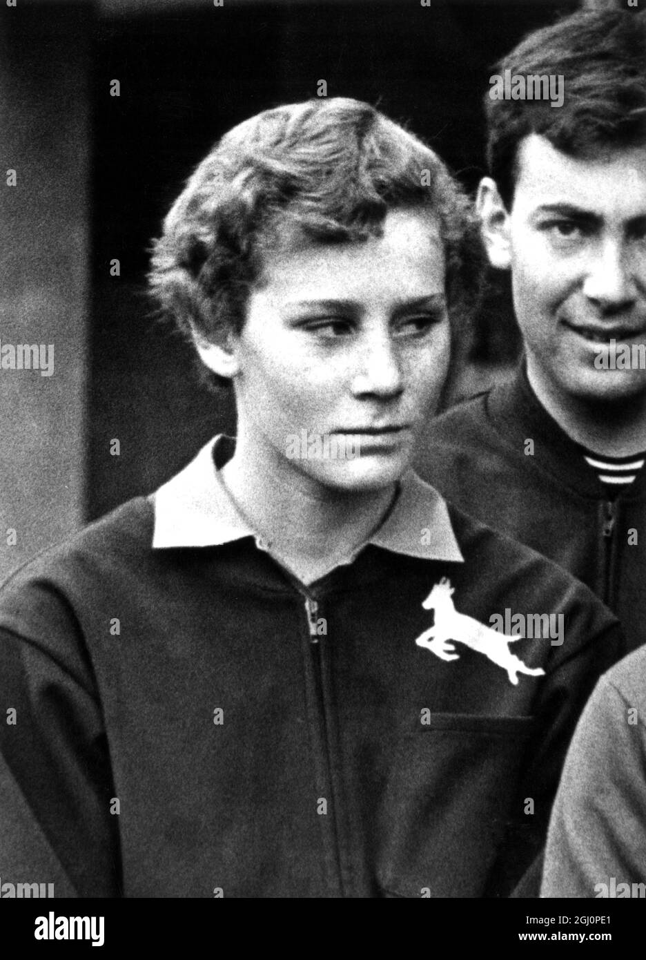 Karen Muir, âgée de douze ans, d'Afrique du Sud , nouvelle championne du monde des courses de dos, août 1965 Banque D'Images