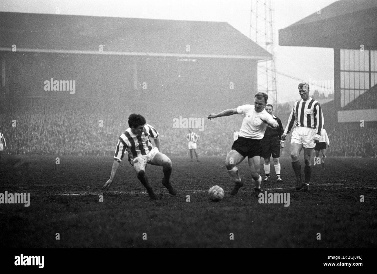 Stoke - on - Trent , Staffs , Angleterre ; Kubala d'Espagne jouant dans le World International Side de hier soir contre Sir Stanley Matthew ' s Side , se dirige vers le but du gardien de but anglais, serveurs , pendant le match . L'équipe de Sir Stanley a été battue de 6 à 4 , mais la partition n'importait guère pour Sir Stanley , le plus grand nom du football a été fouillé majestueusement avant 34 , 450 fans . Le Winger de 50 ans a été présidé par Lev Yashin et Ferenc Puskas de Honved , Real Madrid . 29 avril 1965 Banque D'Images