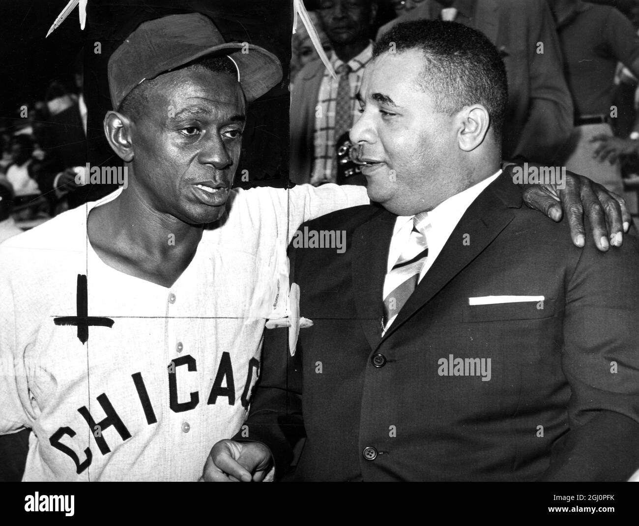 Leroy (Satchel) Paige (à gauche) discute avec Roy Campanella avant le match des 29th étoiles de la Ligue américaine au Yankee Stadium. 20 août 1961 Banque D'Images