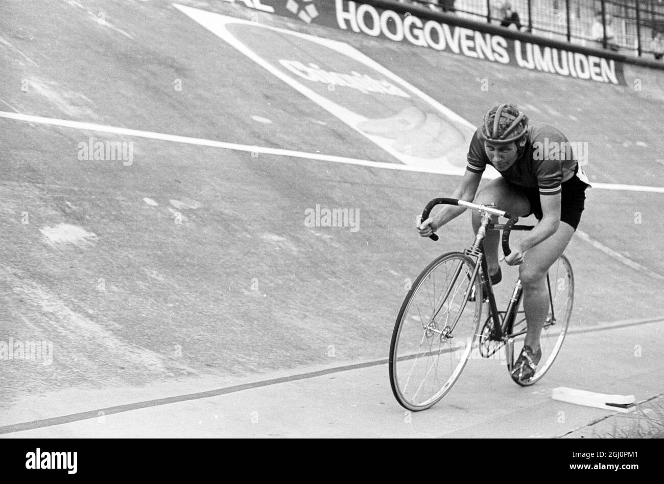 Beryl Burton en action. Beryl Burton en Grande-Bretagne en action dans la chaleur 3 du Championnat de poursuite féminin de 3000 mètres aux Championnats du monde de cyclisme ici le 23 août, Mme Burton a gagné la chaleur, mais a été battue en demi-finale d'hier. Elle a gagné la troisième place et a encore une chance de remporter la médaille de bronze. 25 août 1967 Banque D'Images