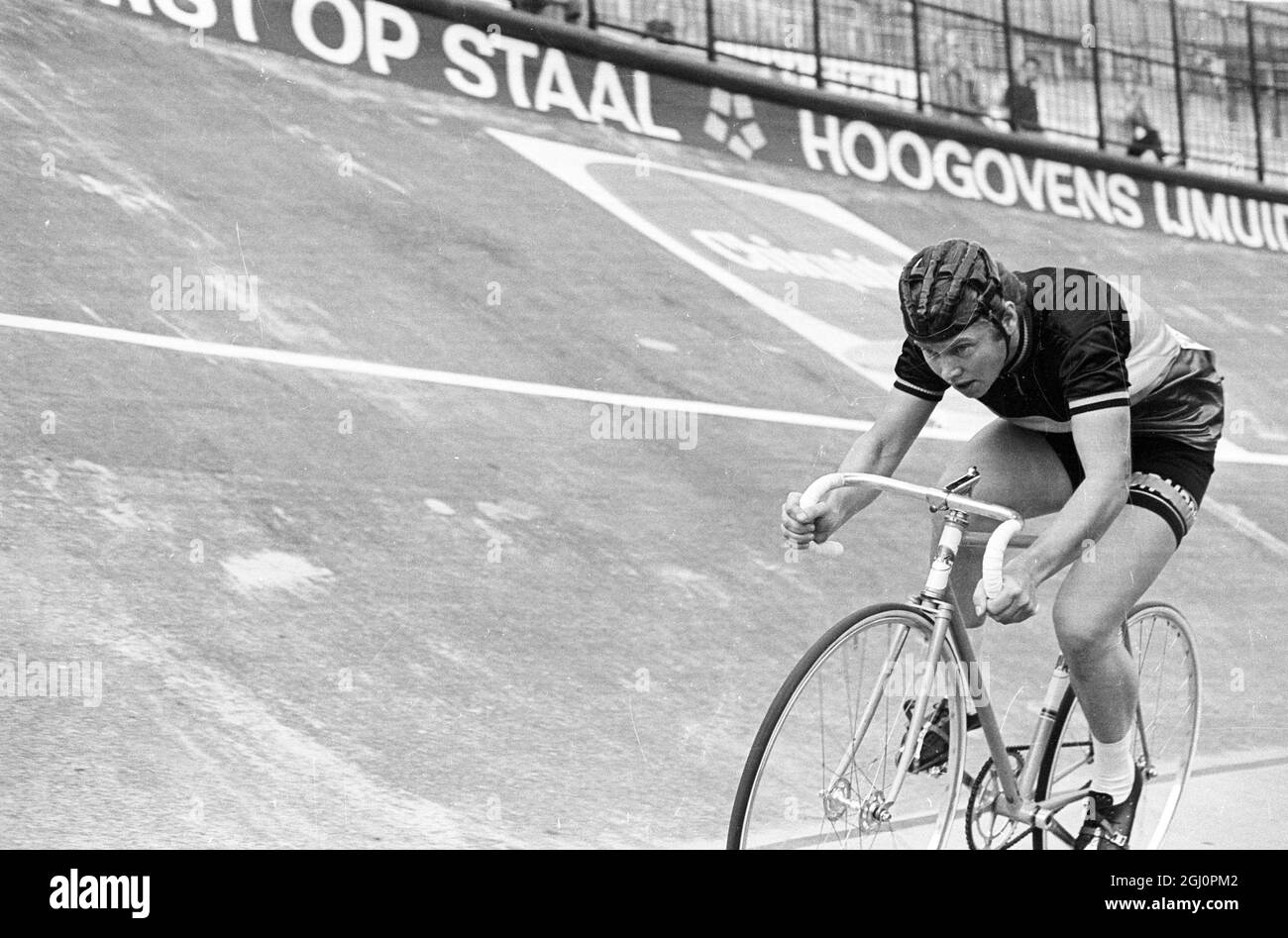 Beryl Burton en action. Beryl Burton en Grande-Bretagne en action dans la chaleur 3 du Championnat de poursuite féminin de 3000 mètres aux Championnats du monde de cyclisme ici le 23 août, Mme Burton a gagné la chaleur, mais a été battue en demi-finale d'hier. Elle a gagné la troisième place et a encore une chance de remporter la médaille de bronze. 25 août 1967 Banque D'Images