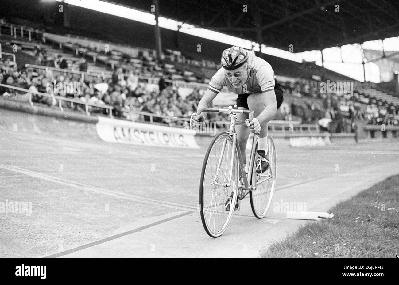 Beryl Burton en action. Beryl Burton en Grande-Bretagne en action dans la chaleur 3 du Championnat de poursuite féminin de 3000 mètres aux Championnats du monde de cyclisme ici le 23 août, Mme Burton a gagné la chaleur, mais a été battue en demi-finale d'hier. Elle a gagné la troisième place et a encore une chance de remporter la médaille de bronze. 25 août 1967 Banque D'Images