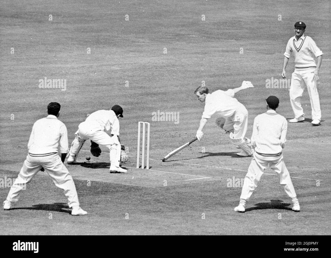Angleterre contre Inde , Headingley , Leeds ,. Dans cette photo Tamhane , le gardien de cricket indien manque une chance de s'éprendre à Swetman le troisième jour du Test Match . Gupte est le Bowler 5 juillet 1959 Banque D'Images