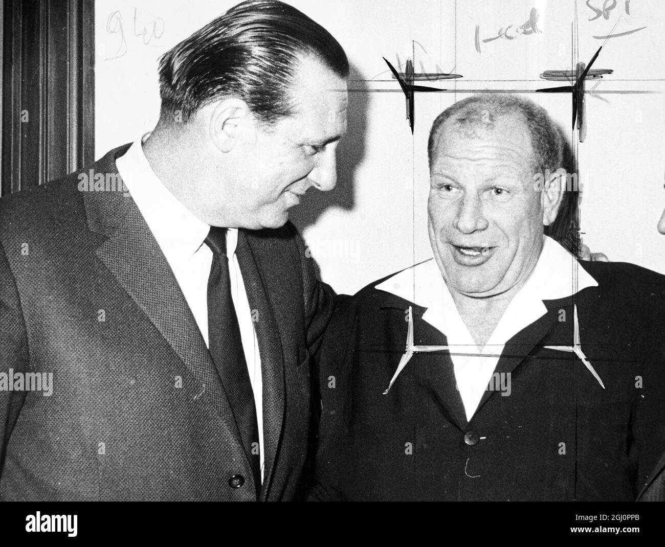 Bill Veeck, président de White Sox (à droite), et Hank Greenberg, vice-président, discutent lors de la rencontre de la ligue américaine de baseball. 26 octobre 1960 Banque D'Images