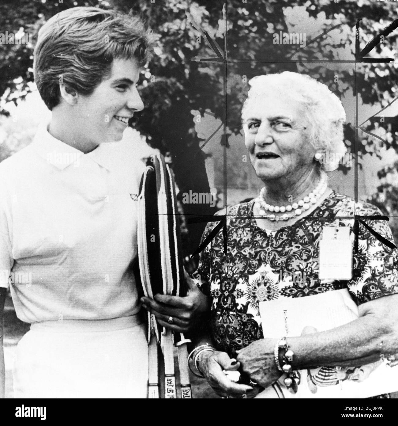 Hazel Hotchkiss Wightman (à droite) - joueur de tennis américain et fondateur de la coupe Wightman 1960 Banque D'Images