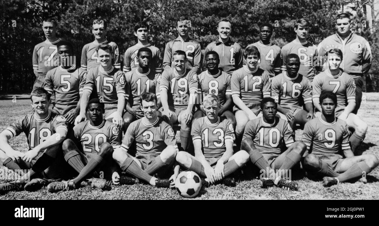 Les Atlanta Chiefs , la première équipe professionnelle de football  d'Atlanta , posent pour leur première ligne de photos . Les vingt-deux  membres de l'équipe, y compris le formateur, sont : première