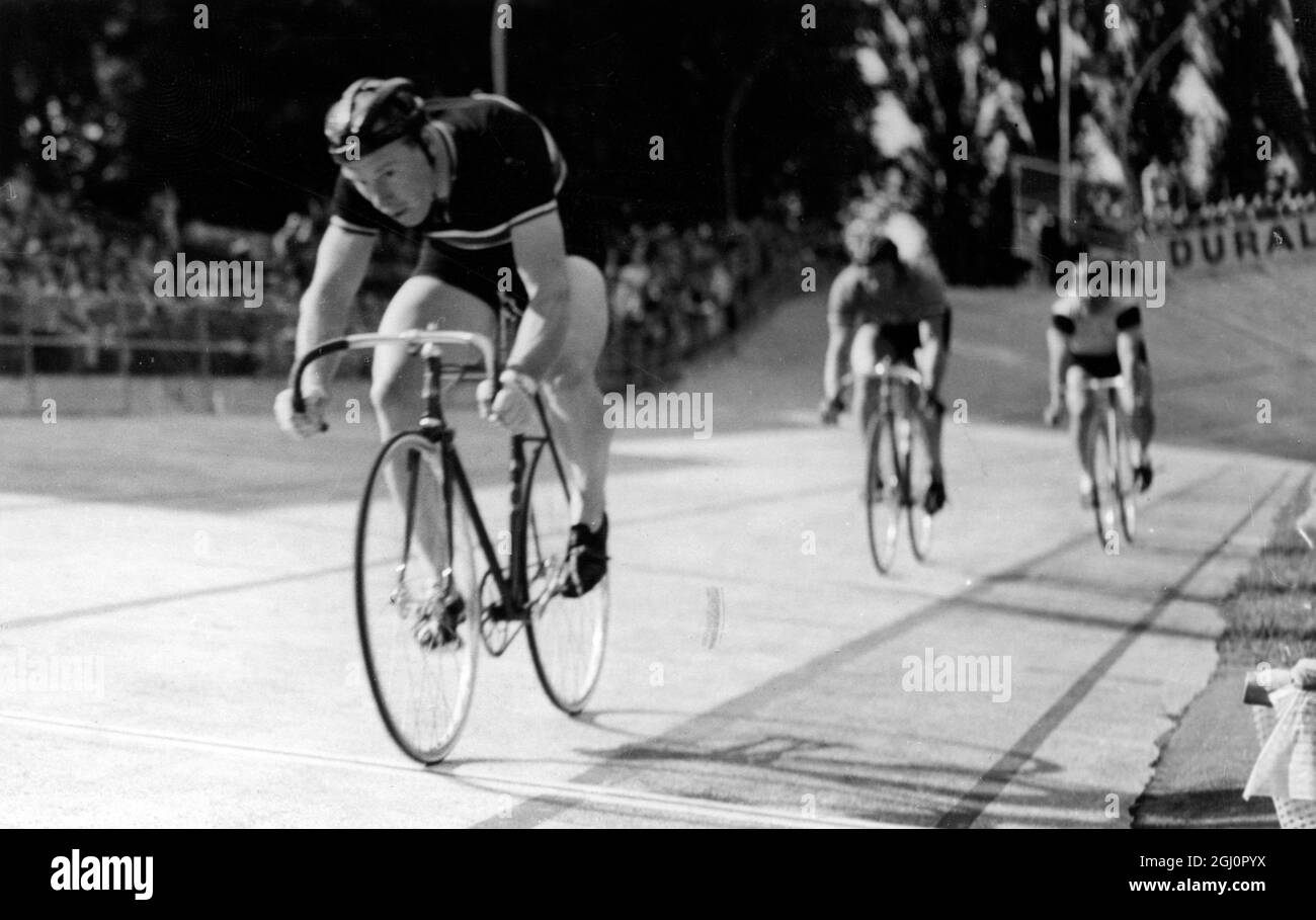 Reg Harris, de Grande-Bretagne, a gagné sa chaleur dans le championnat professionnel de cyclisme de sprint aux championnats du monde à Zurich . Un blunder tactique coût Reg sa chance de retrouver le titre , qui a été gagné par la Hollande Arie van Vliet . Harris est arrivé troisième en finale , avec E Zacchi en Italie en deuxième place . 24 août 1953 Banque D'Images