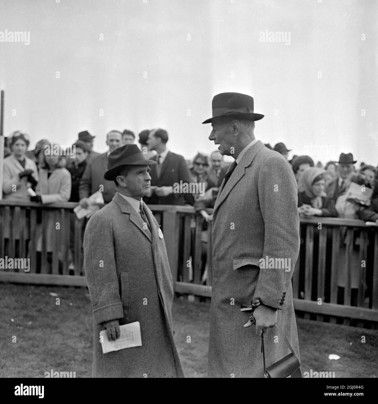 Gordon Richards (à gauche), ancien champion Jockey devenu entraîneur, parle avec Noel Murless lors d'une rencontre de course à Newmarket. M. Murless a attristés le projet plein d'espoir de gagner les enjeux de Wood Ditton pour sa Majesté la reine Elizabeth II 20 avril 1967 Banque D'Images