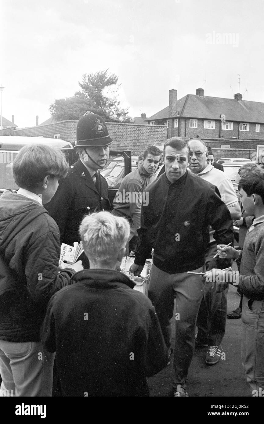 Welwyn Garden City, Herts : Horst Hottges en Allemagne de l'Ouest est photographié avec l'aide d'un policier britannique pour transporter un colis à l'hôtel Homstead court aujourd'hui. L'Allemagne de l'Ouest rencontrera l'Angleterre dans le dernier tournoi de la coupe du monde cet après-midi au stade Wembley. 30 juillet 1966 Banque D'Images