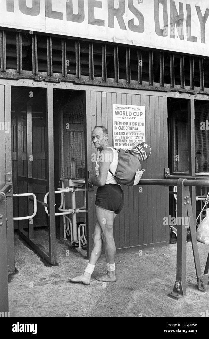 World Cup Walkover!1966 coupe du monde Footballfootball est assez dur sur les pieds est vous juste un supporter. L'fan de coupe du monde Gabriel Muhler, 52 ans, de Neuchâtel, en Suisse, est photographié aujourd'hui au stade Wembley après avoir marché pieds nus de Paris à Londres. Il a quitté Paris mardi et est arrivé à Londres ce matin. Muhler, chauffeur de camion, est assis près de la porte des détenteurs de billets en prévision de la finale de la coupe du monde de l'après-midi entre l'Angleterre et l'Allemagne de l'Ouest. Espérons qu'il aura un ticket après tous ses soucis. 30 juillet 1966 Banque D'Images