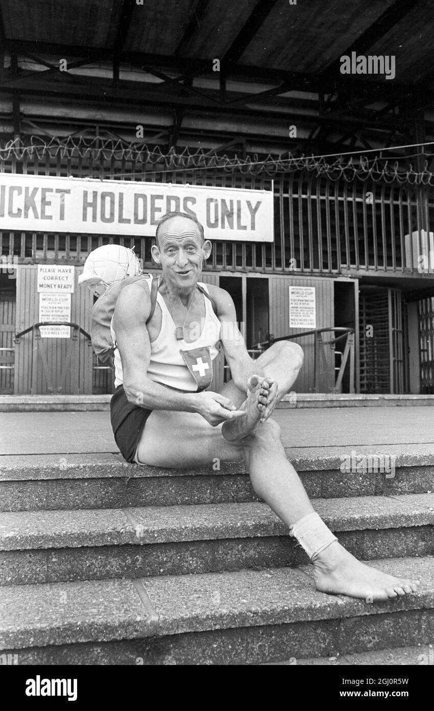 World Cup Walkover!1966 coupe du monde Footballfootball est assez dur sur les pieds est vous juste un supporter. L'fan de coupe du monde Gabriel Muhler, 52 ans, de Neuchâtel, en Suisse, est photographié aujourd'hui au stade Wembley après avoir marché pieds nus de Paris à Londres. Il a quitté Paris mardi et est arrivé à Londres ce matin. Muhler, chauffeur de camion, est assis près de la porte des détenteurs de billets en prévision de la finale de la coupe du monde de l'après-midi entre l'Angleterre et l'Allemagne de l'Ouest. Espérons qu'il aura un ticket après tous ses soucis. 30 juillet 1966 Banque D'Images