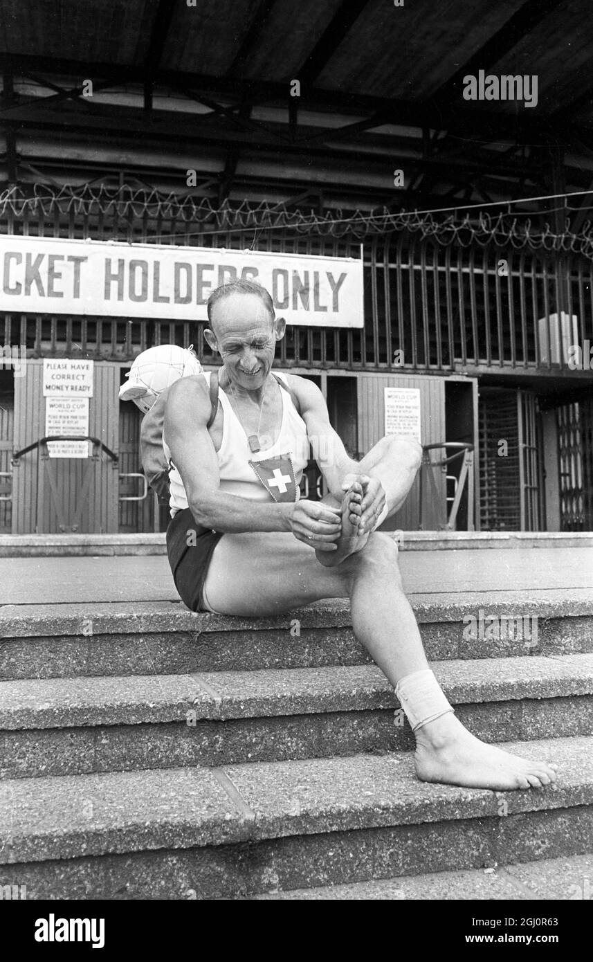 World Cup Walkover!1966 coupe du monde Footballfootball est assez dur sur les pieds est vous juste un supporter. L'fan de coupe du monde Gabriel Muhler, 52 ans, de Neuchâtel, en Suisse, est photographié aujourd'hui au stade Wembley après avoir marché pieds nus de Paris à Londres. Il a quitté Paris mardi et est arrivé à Londres ce matin. Muhler, chauffeur de camion, est assis près de la porte des détenteurs de billets en prévision de la finale de la coupe du monde de l'après-midi entre l'Angleterre et l'Allemagne de l'Ouest. Espérons qu'il aura un ticket après tous ses soucis. 30 juillet 1966 Banque D'Images