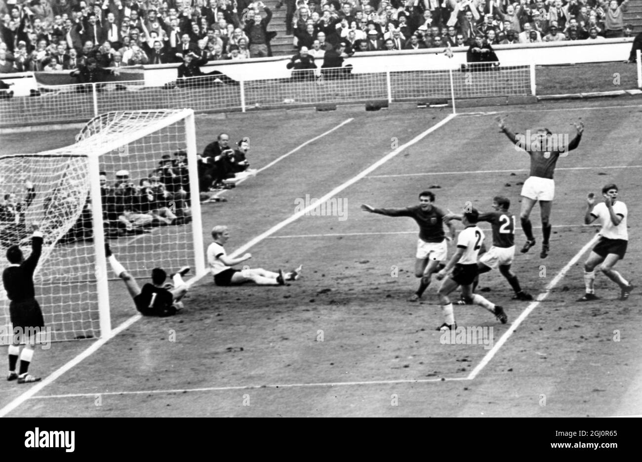 En tête de l'Angleterre dans la finale de la coupe du monde de football 1966 mi-chemin à travers la deuxième moitié Alan ball a livré le ballon à Geoff Hurst dont le tir dévié du bord de la région a trouvé Martin Peters. Il a produit le tir final, battant le gardien ouest-allemand de huit verges pour faire le score 2-1 à l'Angleterre. 30 juillet 1966 photo de Jan Delden, Stockholm Expressen. Banque D'Images