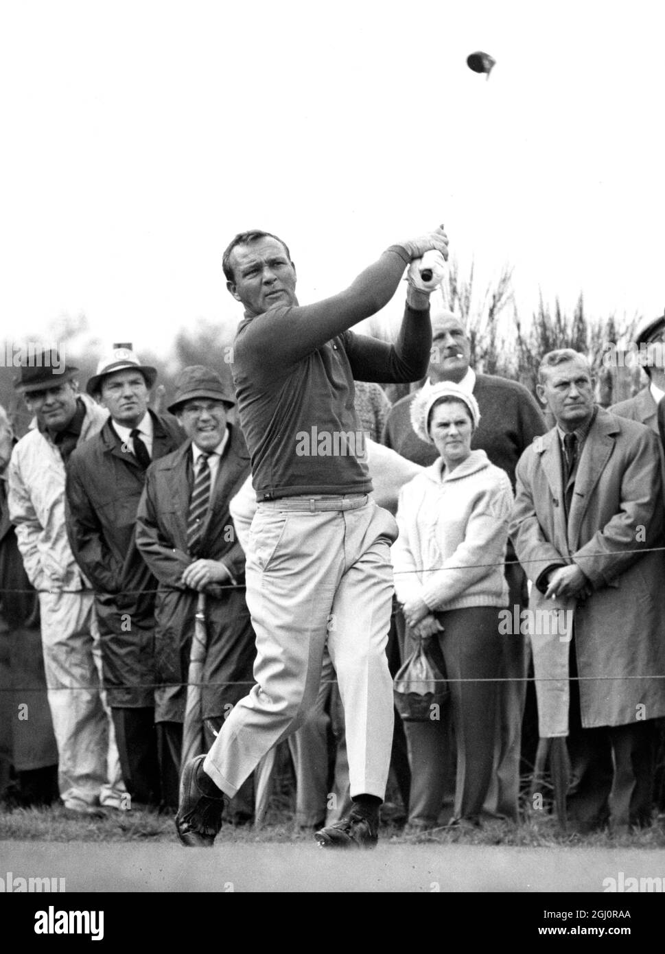 Le tournoi Piccadilly World Match Play au Wentworth Club. Arnold Palmer, des États-Unis, se démène dans son match contre George Knudson, du Canada. 12 octobre 1967 Banque D'Images