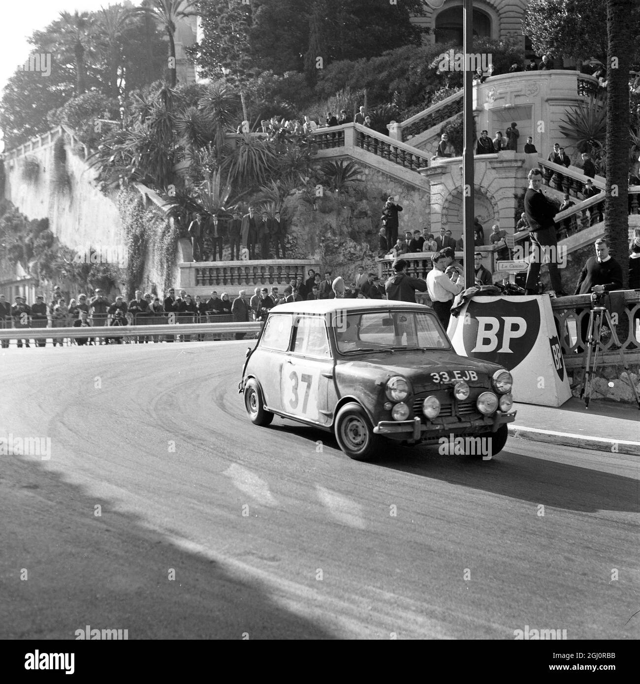 Autour des rues tortueuses de Monaco va le BMC mini-cooper du pilote britannique Paddy Hopkirk . Déjà en tête sur la performance générale , il est également arrivé premier dans le test final de vitesse . 24 janvier 1964 Banque D'Images