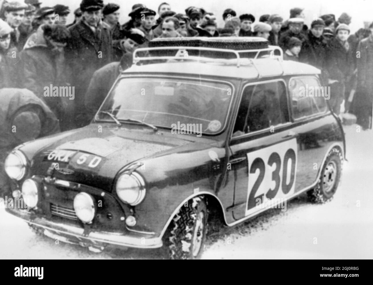 Varsovie , Pologne : Grande-Bretagne Paddy Hopkirk , vainqueur du Monte Carlo Rally et co-pilote Henry Liddon , volant d'un BMC mini ,. Quittez Varsovie par temps de neige le premier jour du Monte Carlo Rally 1966 . 14 janvier 1966 Banque D'Images
