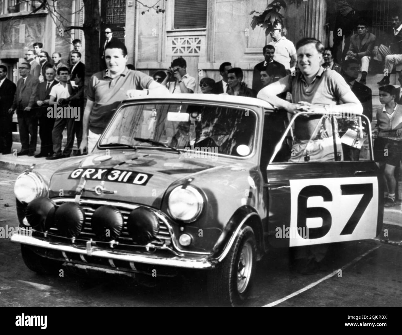 Athènes , Grèce : Paddy Hopkirk (à gauche) et son copilote Ron Crellin sont photographiés avec leur voiture , un BMC Cooper S 1275 avant le début du rallye Acropolis de 3000 km ici hier . Ils ont été entrés pour la Grande-Bretagne le 27 mai 1966 Banque D'Images