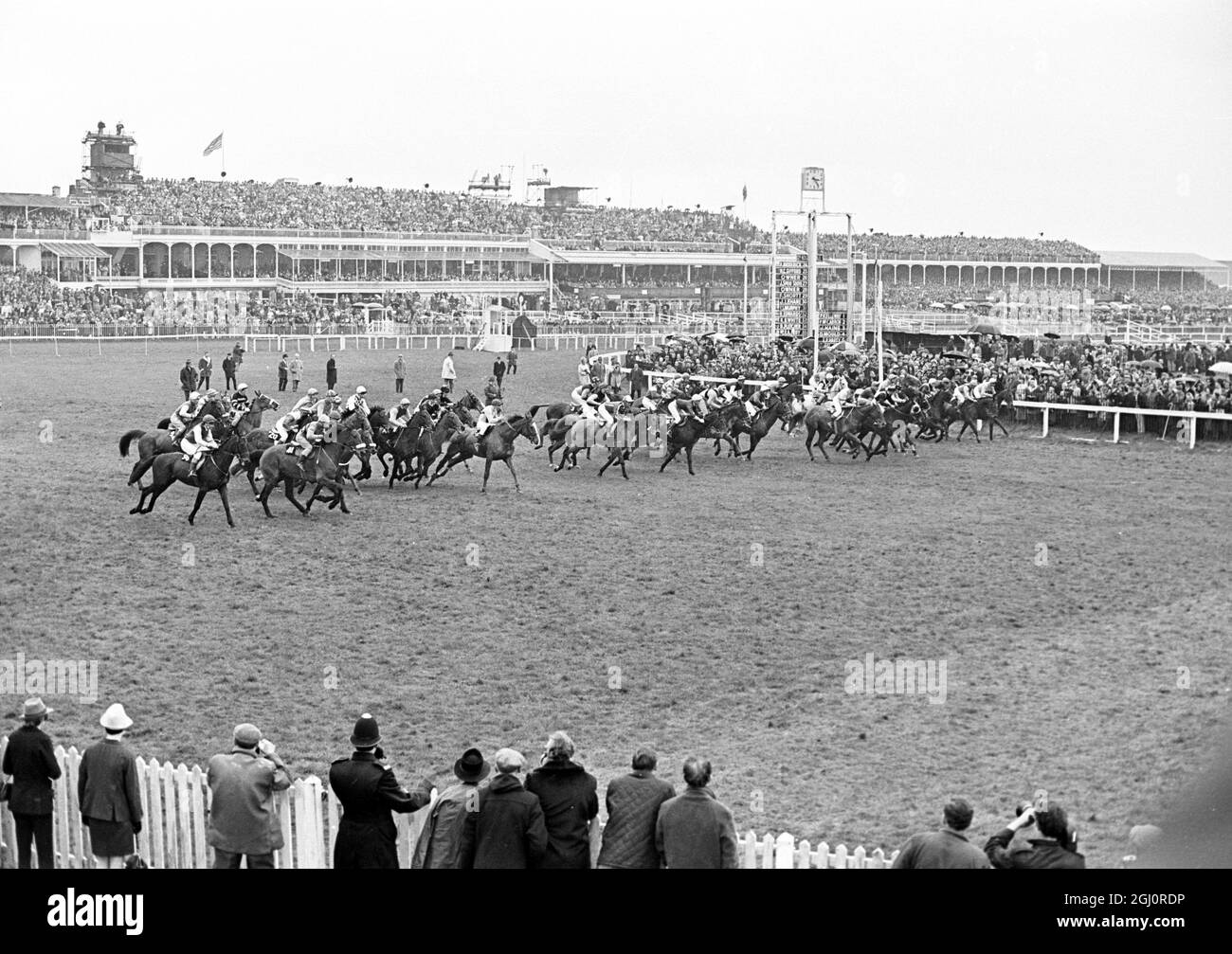 Grand national 1967 photo faite juste après le début du grand steepChase national alors que les 43 coureurs balancent dans leur foulée 8 avril 1967 1967 Grand Steeplechase national à Aintree . Foinavon , un outsider de 100-1 ravagé par John Buckingham , est venu de l'arrière du terrain pour gagner l'événement de 15 longueurs après un vol désastreux à la 23e clôture a fait tomber tous les dirigeants. Le second a été Honey End avec le jockey Josh Gifford ; Le troisième était Red Alligator avec le jockey Brian Fletcher et le quatrième, Greek Scholar avec le jockey Terry Biddlecombe . 8 avril 1967 Banque D'Images
