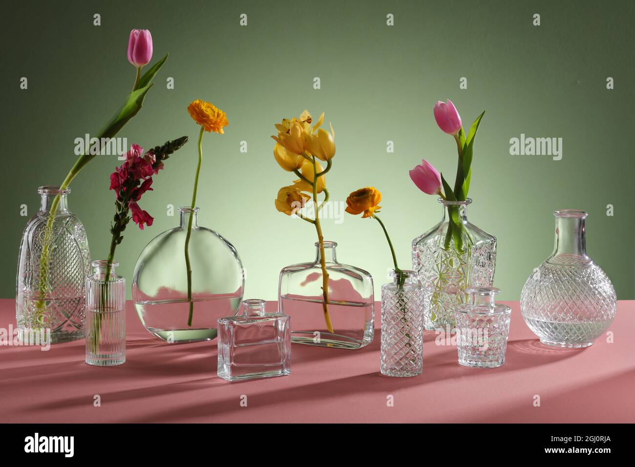 Fleur en vase en verre. Vase en verre maquette réaliste. Gobelet en cristal pour fleurs ou boissons froides de forme arrondie. Encore la vie. Banque D'Images