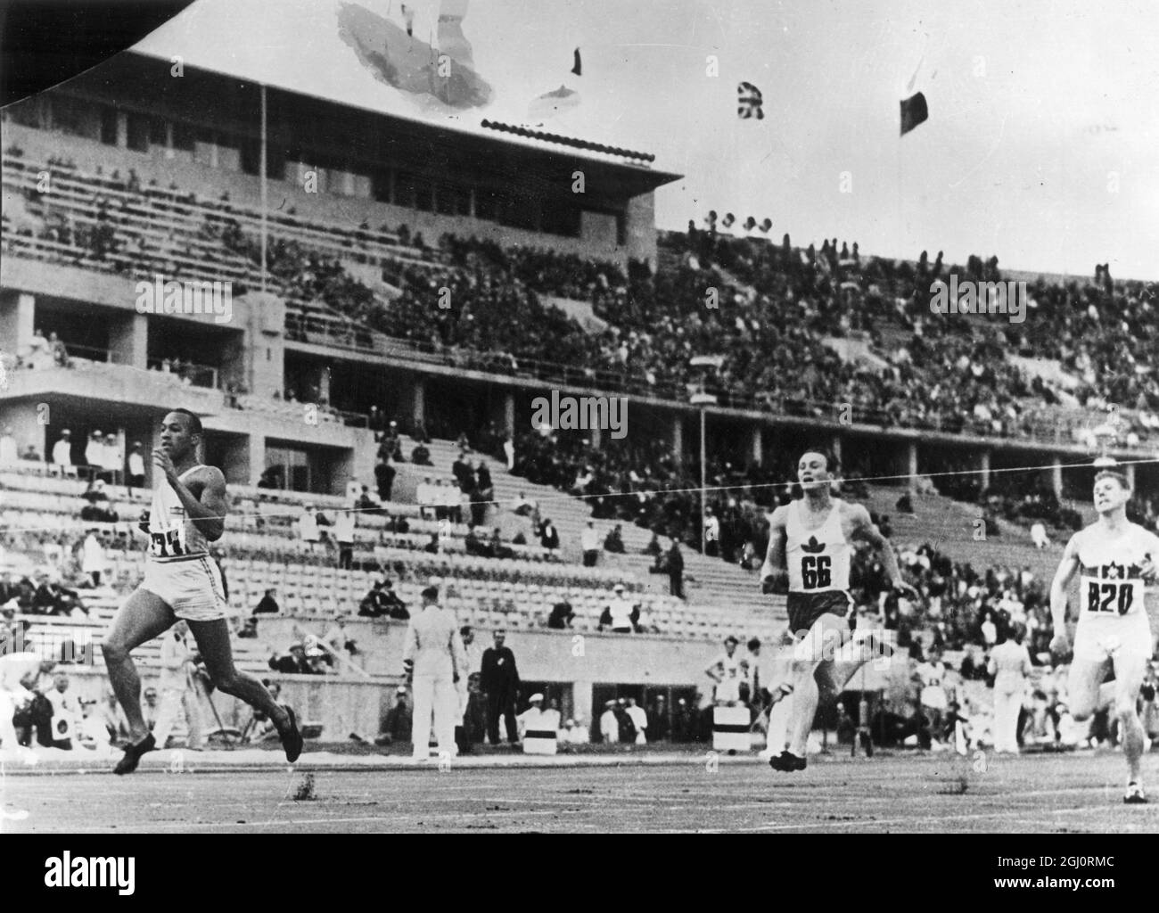 JESSE OWENS ÉTABLIT UN RECORD OLYMPIQUE DE 200 MÈTRES BIEN EN SOI JESSE OWENS A ÉTABLI UN NOUVEAU RECORD OLYMPIQUE DANS LA COURSE D’ÉLIMINATION DE 200 MÈTRES EN 21.1 SECONDES AUX JEUX OLYMPIQUES DE BERLIN HIER, 4 AOÛT 1936. IL A BATTU LE RECORD PRÉCÉDENT D'UNE SECONDE. Banque D'Images