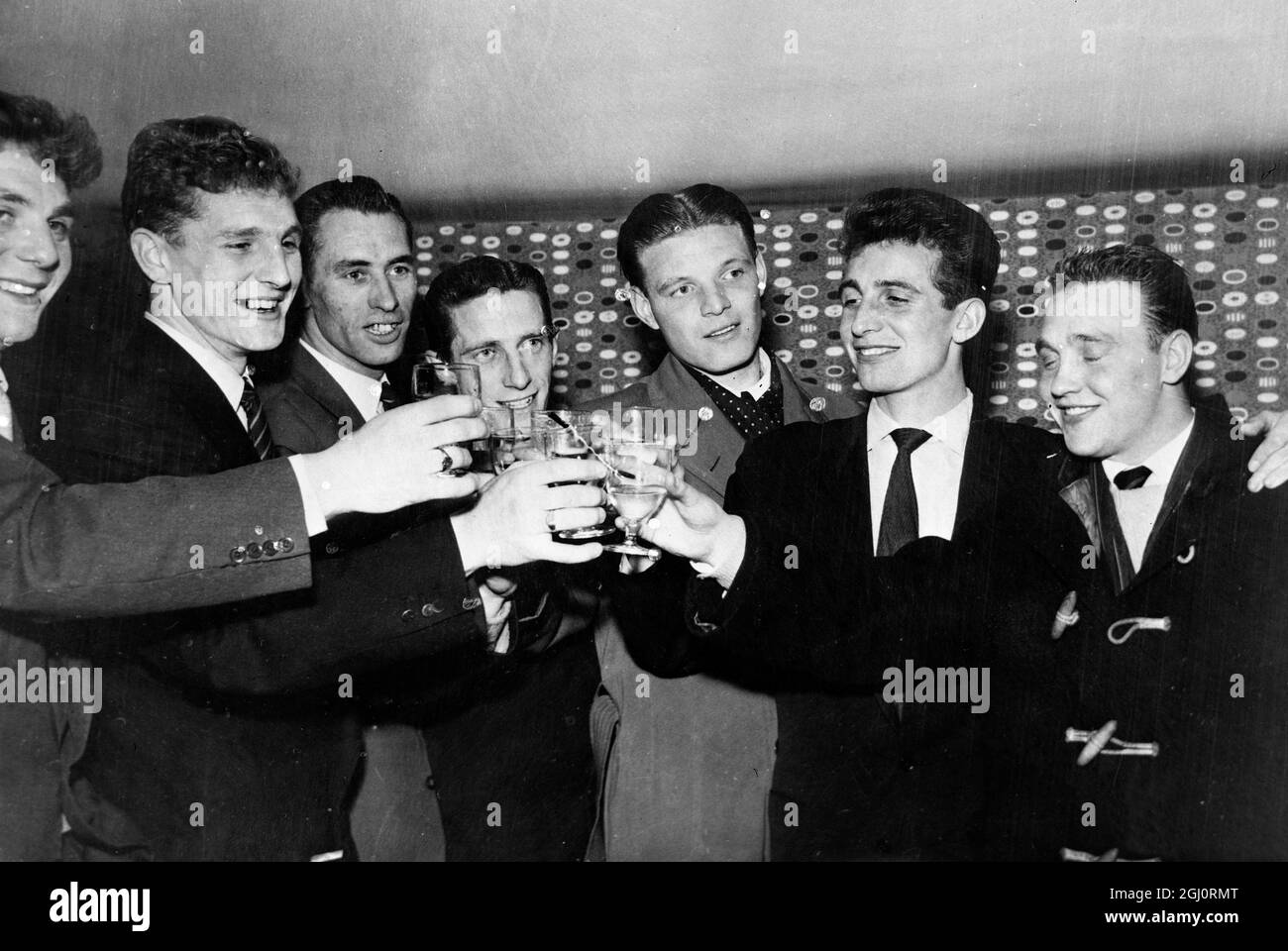 United in Victory Toast Memebers de l'équipe de football de Manchester United qui a gagné le championnat de Ligue quand ils ont battu Blackpool Toast eux-mêmes lors d'une fête de célébration tenue dans un hôtel de Manchester . De gauche à droite : Duncan Edwards , Ian Greaves , Ray Wood , Dennis Viollet , Mark Jones , David Pegg et Eddie Colman 10 avril 1956 Banque D'Images