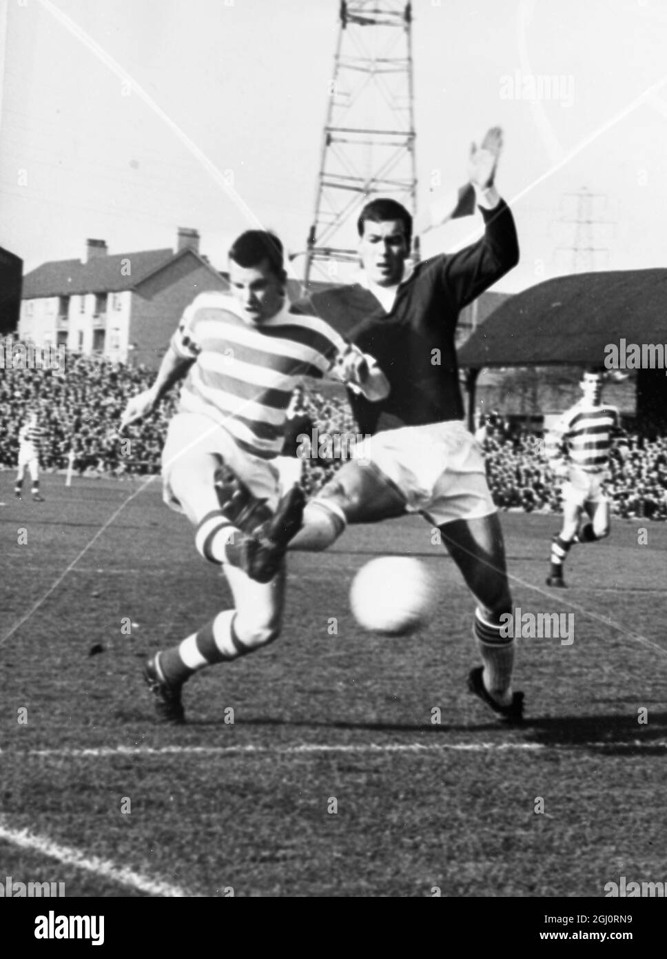 Celtic V Hearts Glasgow, Écosse. Photo faite lors du match de football Celtic versus Hearts Scottish League ici le 9 octobre. Ici, Joe McBride ouvre le score avec ce tir pour le Celtic 12 octobre 1965 Banque D'Images