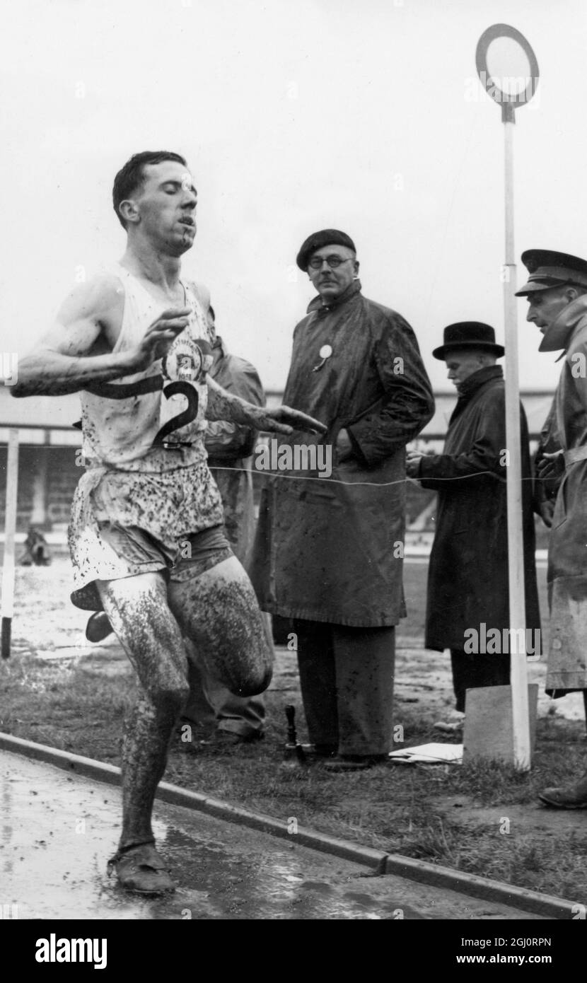 Walter Hesketh Breaks British tous les comers enregistrent en course de six miles à White City avec un temps de 29 minutes 13.8 secondes . 6 août 1951 Banque D'Images