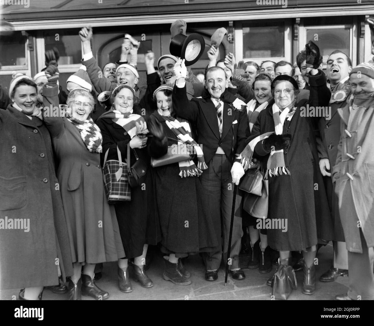 LES SUPPORTERS DE PETERBOROUGH ARRIVENT À LONDRES des milliers de supporters du Nord envahissent Londres ce matin pour assister aux différentes cravates de la coupe , dans lesquelles leurs équipes apparaissent . PHOTOGRAPHIES:- Une foule heureuse de supporters de Peterborough sourit tous et portant leurs couleurs , à leur arrivée à la Croix du Roi ce matin . Peterborough joue Fulham à Craven Cottage dans la coupe Tie . 10 janvier 1959 Banque D'Images