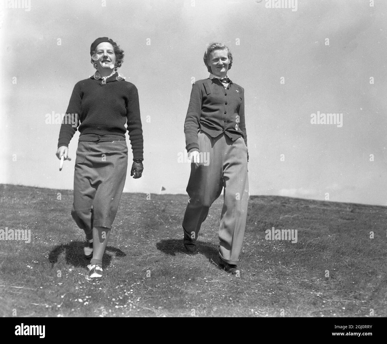 Femmes golfeurs en préparation à la coupe Curtis à Muirfield de gauche à droite marchant ensemble : Jean Donald et Philomena Garvey juin 1952 Banque D'Images