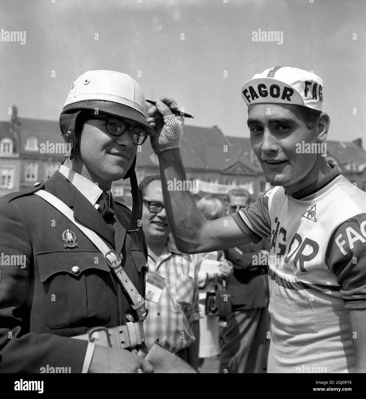 Avant de commencer sur le troisième tour de la course du Tour de France , le leader espagnol Luis Ocana écrit son autographe pour un policier néerlandais , Maastricht , Hollande . 4 juillet 1969 Banque D'Images