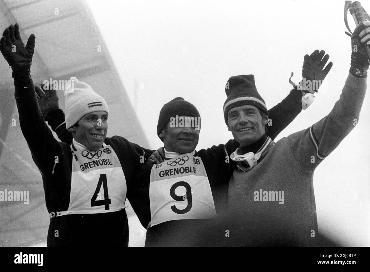Chamrousse ; Smiles et vagues à la fin de la course de slalom dans les Jeux Olympiques ici de Herbert Huber d'Autriche ( à gauche ), Karl Schranz aussi l'Autriche et Jean Claude Killy de France (à droite ). Schranz a eu le temps le plus rapide mais a été plus tard disqualifié pour manquer une porte et la médaille d'or a été accordée à Killy . Huber qui a terminé quatrième a reçu la médaille d'argent comme Haakon Mjoln de Norvège a également été disqualifié . 17 février 1968 Banque D'Images