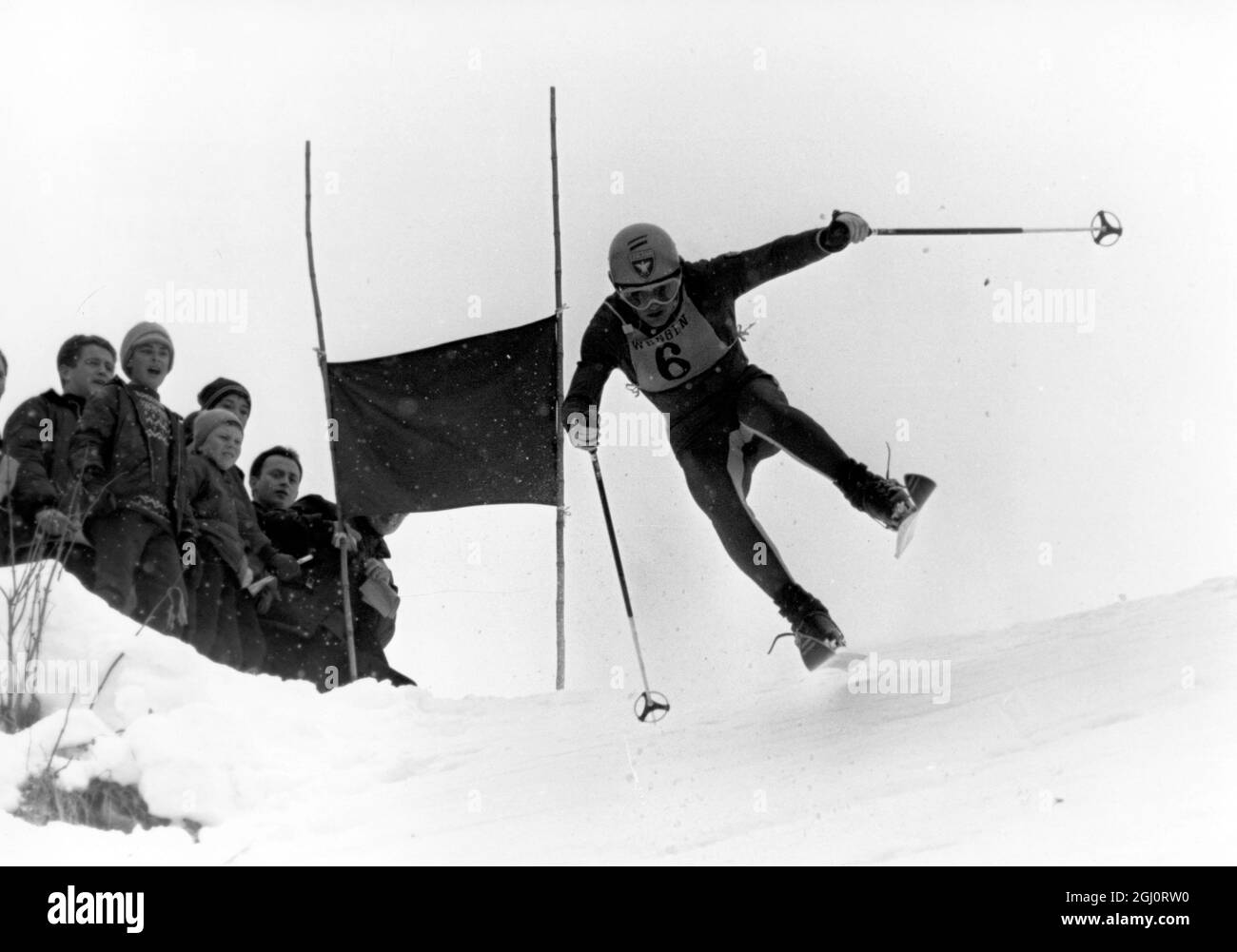 Jean-Claude Killy, skieur de France, champion du monde, entre dans les dernières étapes pour gagner la course de descente classique de Lauberhorn 14 janvier 1967 Wengen , Suisse Banque D'Images