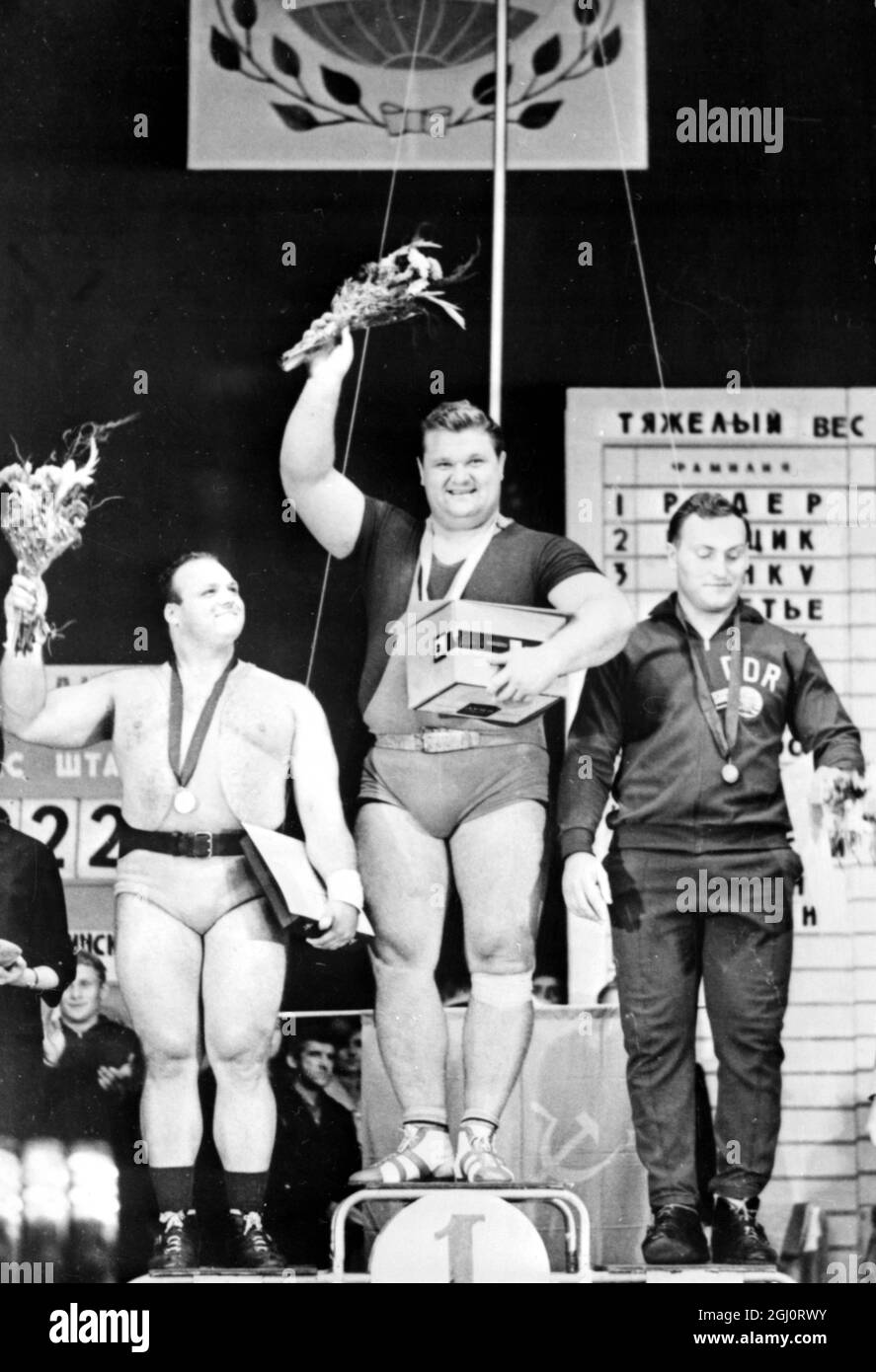 Leningrad: Lauréats de la division lutte contre les poids lourds des Championnats européens d'athlétisme de Leningrad récemment. De gauche à droite: S. Reding, de Belgique, deuxième placer; Leonid Zhabotinski, de l'Union soviétique, première place, et M. Rieger, de l'Allemagne de l'est, troisième. 8 juillet 1968 Banque D'Images