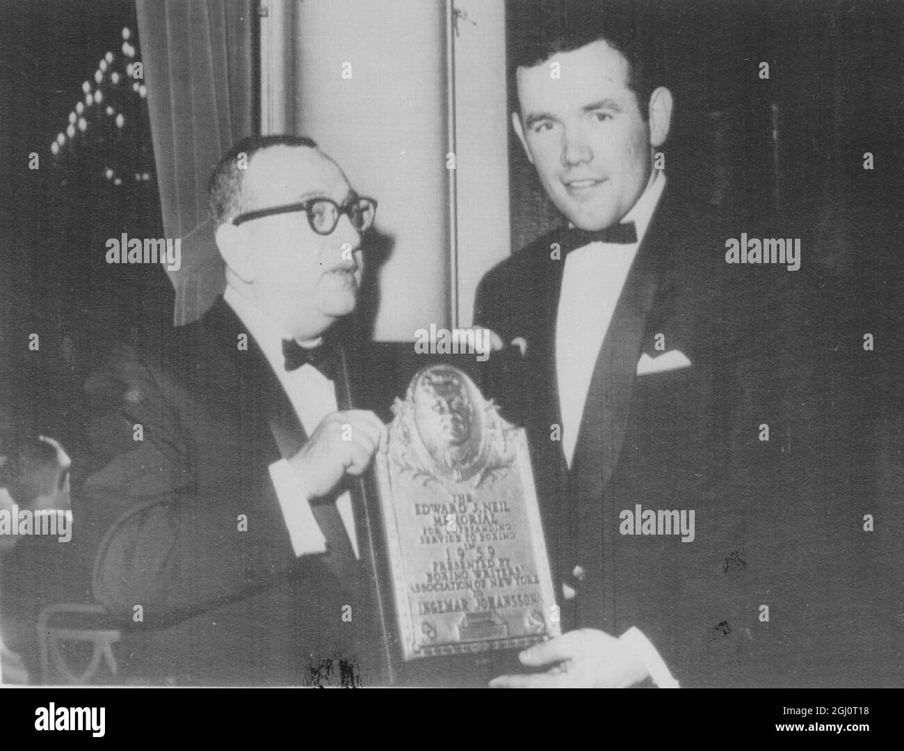 LE CHAMPION DU MONDE DE BOXE POIDS LOURDS INGEMAR JOHANSSON REÇOIT LE