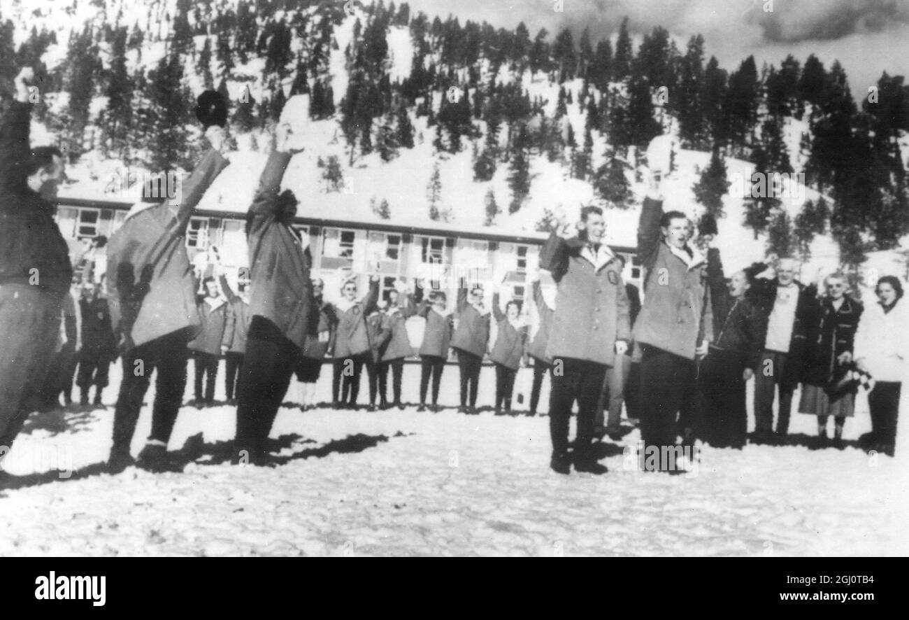 L'ÉQUIPE DU COMMONWEALTH BRITANNIQUE S'EST MISE EN LIGNE POUR SALUER ET APPLAUDIR LA NAISSANCE ROYALE DU PRINCE ANDREW 20 FÉVRIER 1960 Banque D'Images