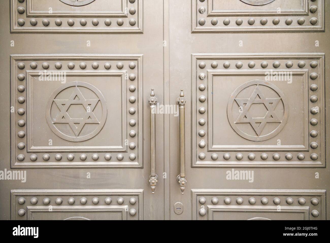 Géorgie, Batumi. Synagogue Batumi, construite en 1904, détail de porte avec Stars of David. Banque D'Images