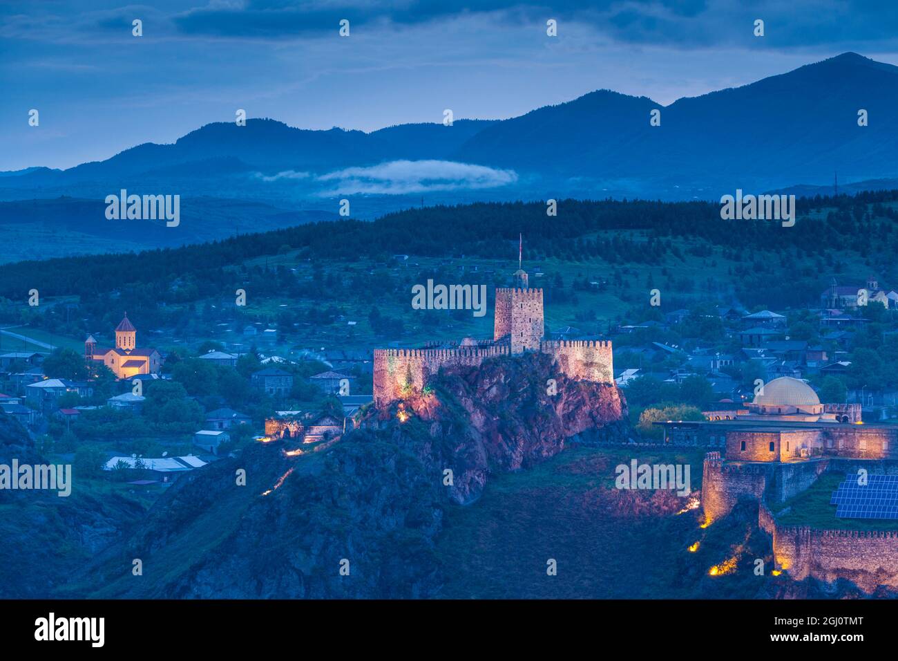 Géorgie, Akhaltsikhe. Vue sur la ville avec la forteresse Rabati. Banque D'Images