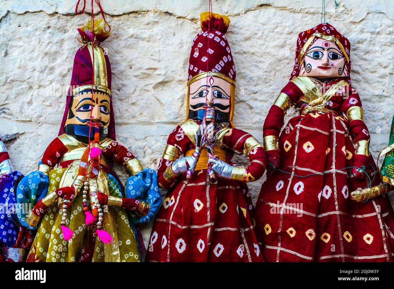 Jaisalmer, Rajasthan, Inde. Poupées et marionnettes en papier Monghal portant des costumes traditionnels et colorés Banque D'Images