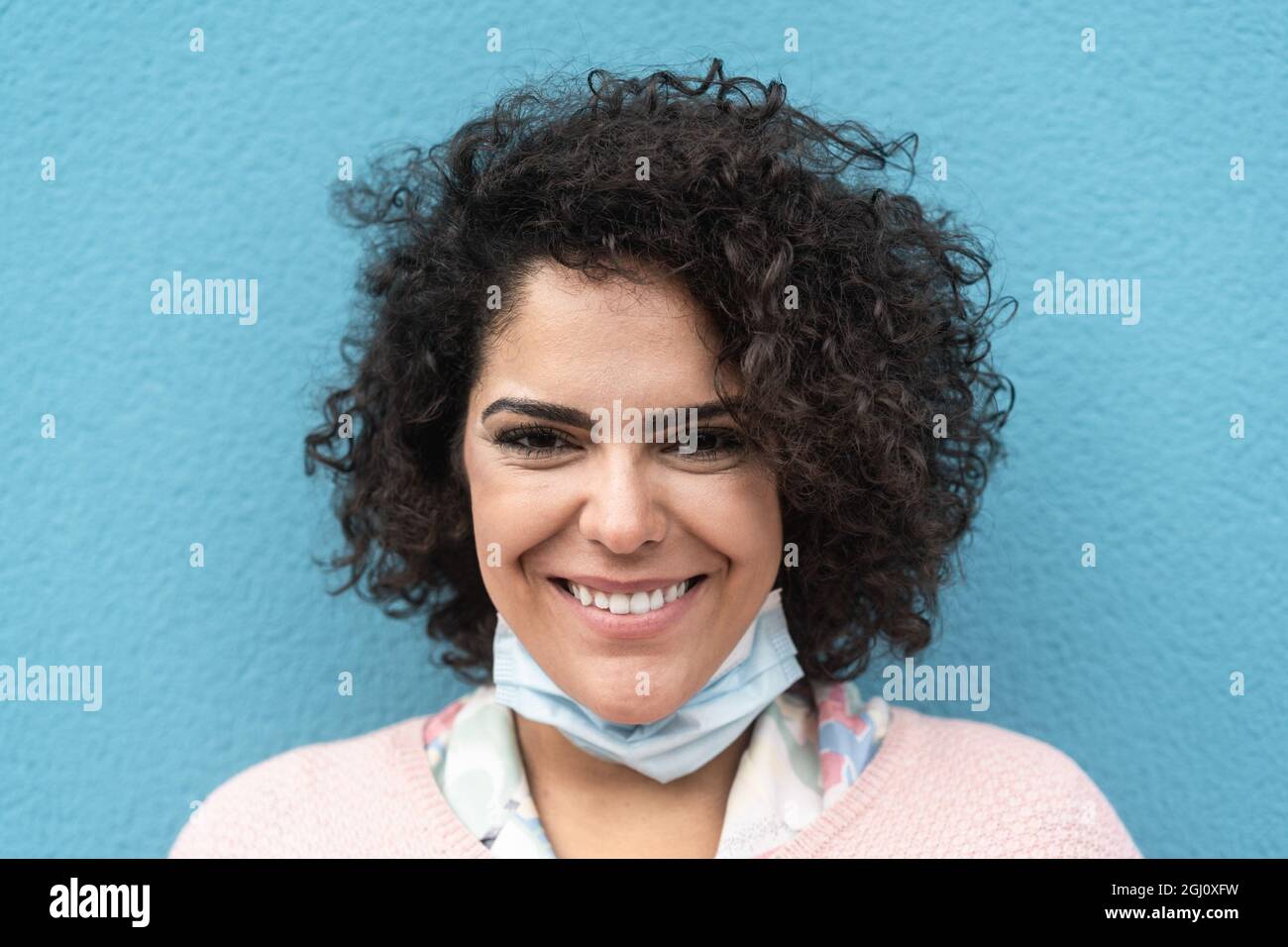 Bonne fille portant un masque de protection du visage pendant l'éclosion du coronavirus - concentrez-vous sur le visage Banque D'Images